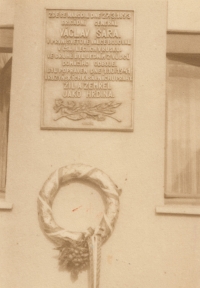 Pamětní deska na rodném domě generála Václava Šáry, jejímuž slavnostnímu odhalení byl roku 1946 přítomen i velitel Pražského povstání Karel Kutlvašr 