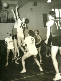 Jiří Zídek (ve výskoku, s číslem 10) na archivní fotografii