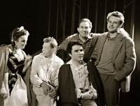 Miloslav Nekvasil se svými kolegy před premiérou Toscy / Ostrava / 1960