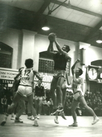 Jiří Zídek (ve výskoku) na archivní fotografii