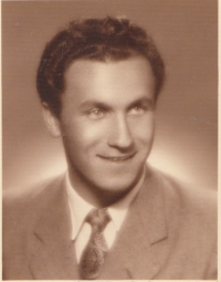 Fotografie z doby zatčení, 19. května 1952