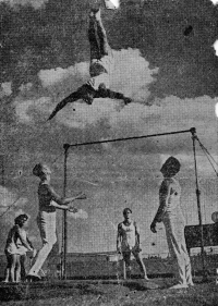 Karel Gruber jako cvičenec DTJ dole uprostřed