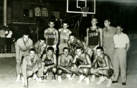 Jiří Zídek (čtvrtý zprava nahoře) na archivní fotografii