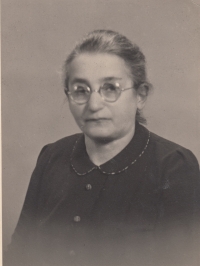 Josefína Ledererová, mid 30s 
