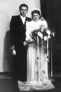 Ladislav Hladík se svojí manželkou. Svatba v Jablonci nad Nisou (1949)