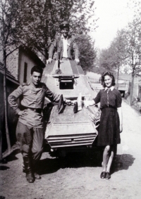 Voják Rudé armády s místní slečnou (květen 1945, Luka nad Jihlavou)