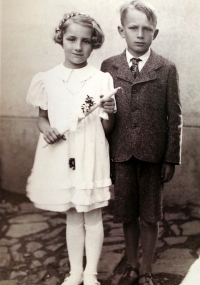 Miloslav Čermák se sestrou v roce 1938