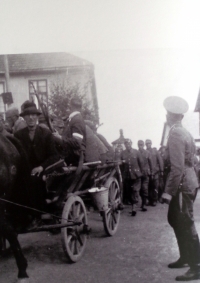 Zajatí němečtí vojáci procházející městečkem Luka nad Jihlavou (květen 1945)