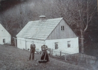 Babička Anna Wolfová se synem Josefem (otec pamětníka) před rodinným domem v Chebzí