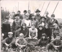 Zdeněk Hrubý na chmelové brigádě v roce 1967