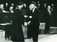 Pavel Jelínek přebírá vysokoškolský diplom, Liberec, 1958