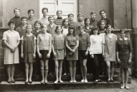 Marie Nováková se svou třídou.