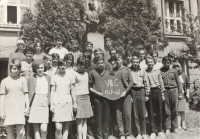 Marie Nováková se svou třídou před sochou T.G.M.