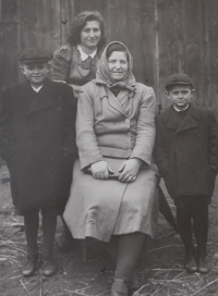 Foto rodiny Brožových (uprostřed druhá manželka Rudolfa Brože Marie, nalevo děti z předešlého manželství, napravo František Brož)