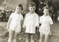 Zleva - ??, Pavel Jelínek, Hana Taussigová (zavražděna v Osvětimi), 1938
