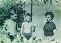 Hana Hoffmeisterová a synové Jan a Vítek 1957