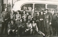 Na brigádě se spolupracovníky z ministerstva průmyslu, později byla pokárána za "provokativní" postoj při fotografování