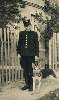 Otec Květy Eretové František Jeništa, příslušník Ozbrojené stráže ochrany železnic