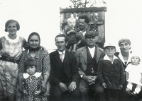 Květa Jeništová (vlevo dole) s rodinou - babička, matka, otec, bratr Jaroslav, Všechlapy 1931