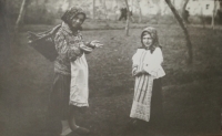 Marie Dubská (vpravo) ve 20. letech