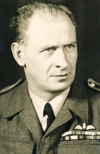 František Taiber, letec RAF, přiženěný strýc. Vzal si tetu Emilii Vosíkovou