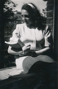 1947, 17letá Yvetta, čerstvá maturantka