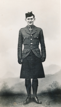 Syn Betty z Londýnského penzionu, 1943