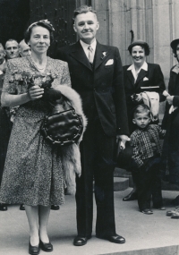 Svatba Yvetty cca 1951, maminka s tatínkem, vpravo teta Emilie Taiberová