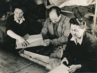 Londýn 1939–1945, Červený kříž, maminka vlevo 