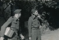 Říjen 1942, výsadkáři před odletem, Británie