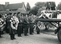 Brookwood, z pohřbu obětí velké havárie čsl. letců, 1942