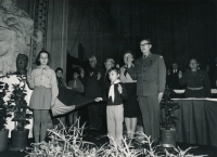 Jana Housková s Václavem Marhoulem na skautském sněmu v roce 1968