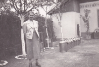 Matka Marie v Hrašovíku, Slovensko, sběrné místo mléka u nich ve dvoře, 1934
