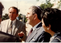 Návštěva Raphaela Gvira, velvyslance Izraele, v Břeclavi, 25. 6. 1996, na fotografii Zdeněk Hrubý