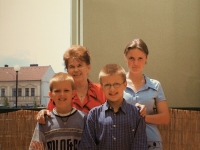 Manželka Jaroslava Schöna s vnoučaty