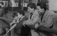 Joachim Mewes se syny Hanky Hoffmeisterové v Mašťově 1962