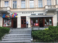 Joachim Mewes před hotelem Magnet, Karlovy Vary