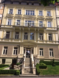 Joachim Mewes před domem Sadová 9, Karlovy Vary