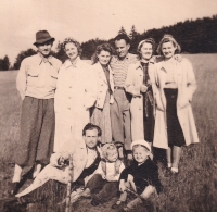 Skopalovi s přáteli a Jarosl. tetou Annou M. v Beskydech, nedaleko přechodu na Slov., 1940-41