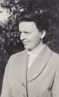 Věra Rolečková v srpnu 1957. Foceno na návštěvě v Dobřichovicích