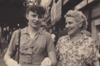 Věra Rolečková spolu s tetou Vlastou Blažkovou, u které v Praze bydlela. Foceno v roce 1955