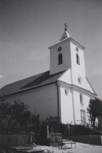 Uprostřed vesnice Bígr se nachází římskokatolický kostel Svaté Trojice