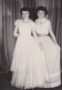Maturitní ples 13. ledna 1956. Věra Rolečková vlevo a vedle ní sestra Květulína