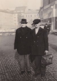 L. Horní a R. Brož (otec) v Praze na ministerstvu zemědělství ohledně HTUP (hospodářsko-technické úpravy půdy). Všechno jim bylo slíbeno, ale nic nebylo splněno. Rok 1961