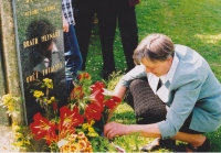 Dcera mlynáře Věra Rolečková při slavnostním odhalení pamětní desky, 2002