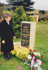 Věra Blažková při odhalení pamětní desky svého otce Josefa, 1998