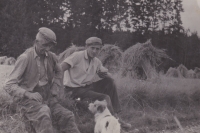 František Brož se svým otcem na poli u Bezděkova, 1957