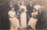 Svatba nejstarší sestry Heleny, Richardu Drábkovi (vpravo) bylo 6 let
