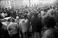 Demonstrace na  náměstí v Domažlicích v týdnu po 17. listopadu 1989