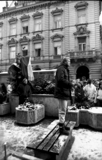 The wittness speaks to the people in Domažlice at the beginning of the revolution in the city – November 22, 1989